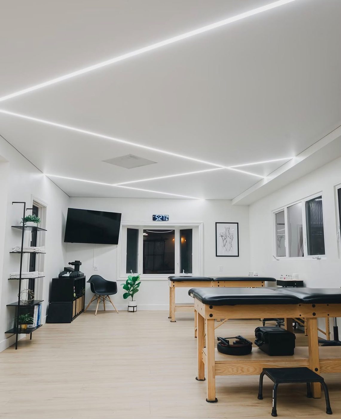 Light lines in the ceiling